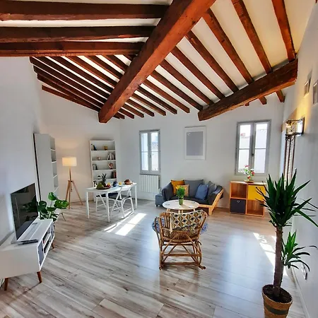 Hidden Gem In Historic Center Ecusson *
